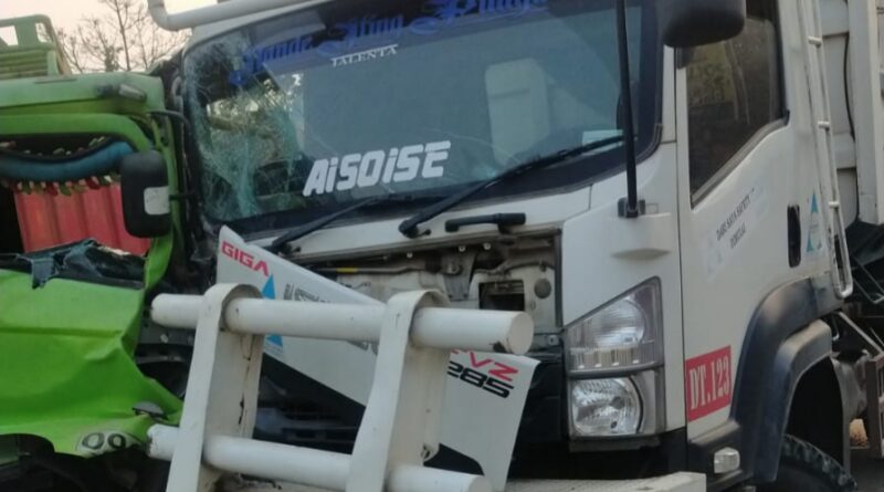 Sopir Ngantuk, Dua Kendaraan Dump Truk Terlibat Kecelakaan di Depan Mapolsek Ciruas